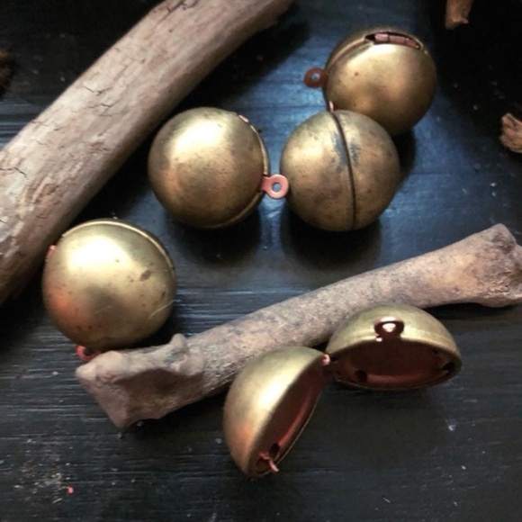 VINTAGE Brass Ball Locket . Mourning Jewelry - Picture 3 of 4